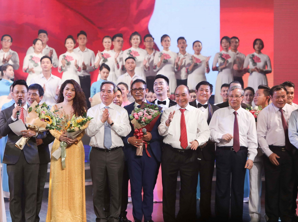 Thủ tướng Nguyễn Xuân Phúc và các vị lãnh đạo Đảng, Nhà nước tới dự chương trình nghệ thuật đặc biệt với chủ đề “Tổ quốc tôi chưa đẹp thế bao giờ.” (Ảnh: Thanh Tùng/TTXVN)