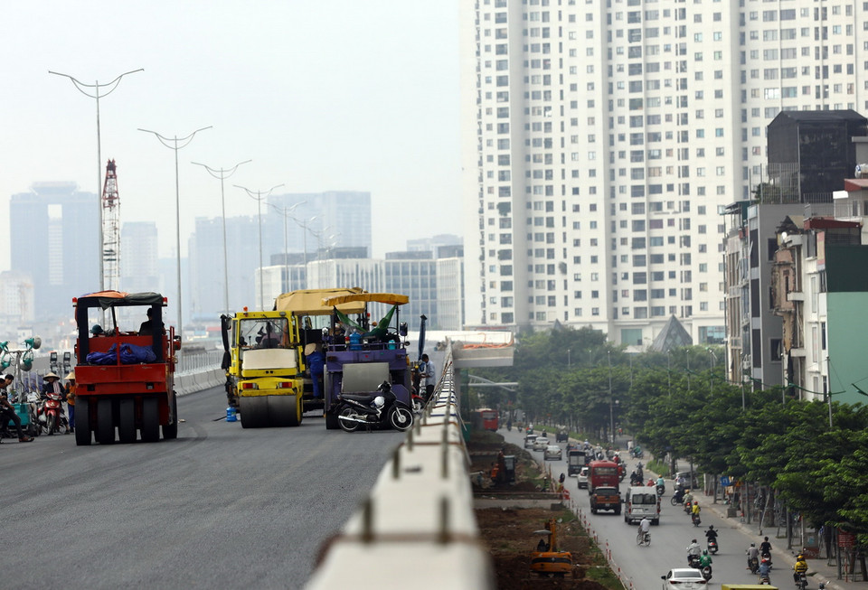 Các nhà thầu đang tranh thủ thời tiết thuận lợi để hoàn tất phần thi công xây dựng trong tháng Chín này, hoàn thành mọi hạng mục vào ngày 30/9 và sẵn sàng thông xe trước ngày 10/10. (Ảnh: Huy Hùng/TTXVN)