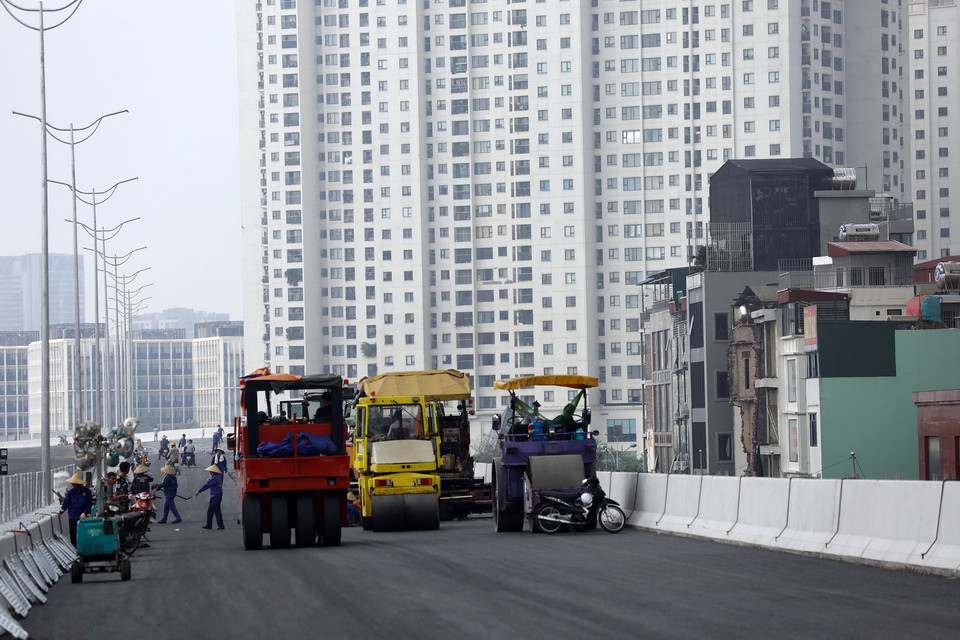 Thi công thảm nhựa đường tại gói thầu số 1, phấn đấu hoàn thành tất cả các hạng mục trong tháng Chín này. (Ảnh: Huy Hùng/TTXVN)
