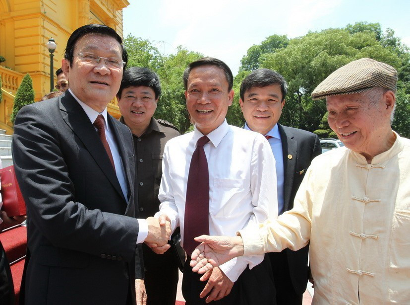 Chủ tịch nước Trương Tấn Sang với các đại biểu Hội Nhà báo Việt Nam dự kỷ niệm 90 năm Ngày Báo chí cách mạng Việt Nam (21/6/1925-21/6/2015), sáng 17/6/2015, tại Phủ Chủ tịch. (Ảnh: Nguyễn Khang/TTXVN)