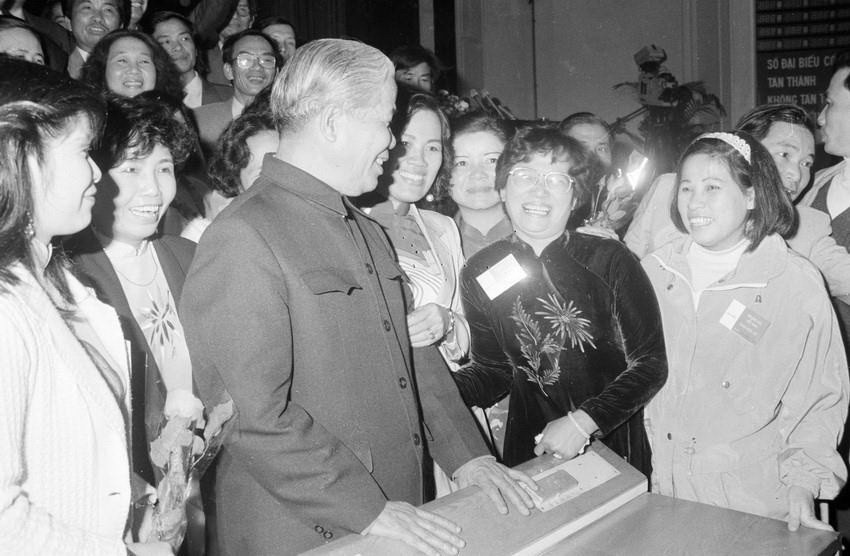 Tổng Bí thư Đỗ Mười gặp gỡ các đại biểu dự đại hội VI Hội nhà báo Việt Nam, tổ chức từ ngày 8-9/3/1995, tại Hà Nội. (Ảnh: Văn Hiền/TTXVN)