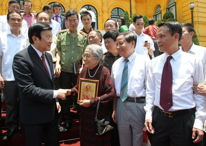 Chủ tịch nước Trương Tấn Sang với các đại biểu Hội Nhà báo Việt Nam dự kỷ niệm 90 năm Ngày Báo chí cách mạng Việt Nam (21/6/1925-21/6/2015), sáng 17/6/2015, tại Phủ Chủ tịch. (Ảnh: Nguyễn Khang/TTXVN)