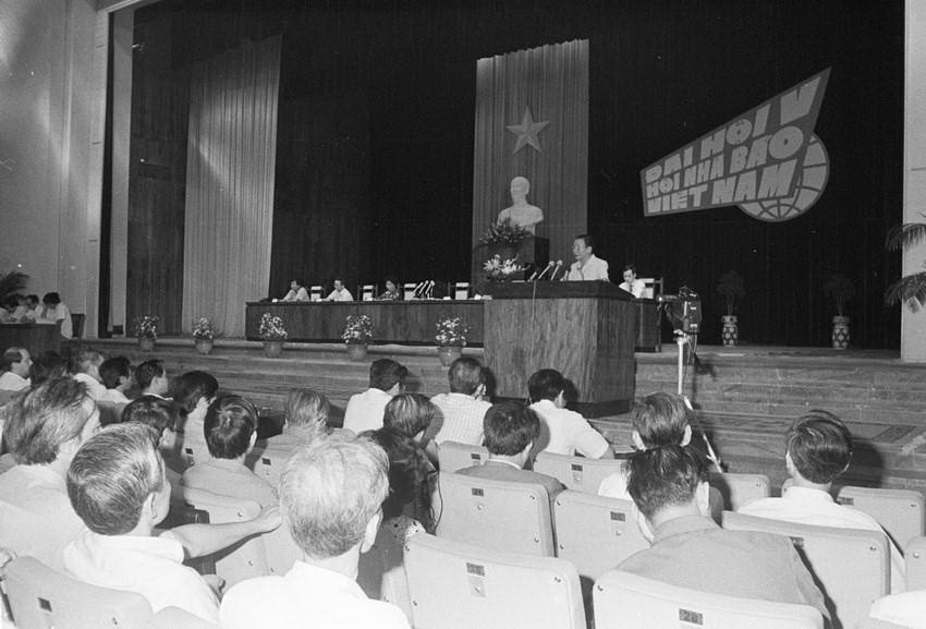Ông Đào Tùng, Tổng thư ký Hội nhà báo Việt Nam khóa 4 đọc báo cáo tại Đại hội V Hội nhà báo Việt Nam, tổ chức tại hội trường Ba Đình (Hà Nội) từ 16 đến 18/10/1989. (Ảnh: Văn Hiền/TTXVN)