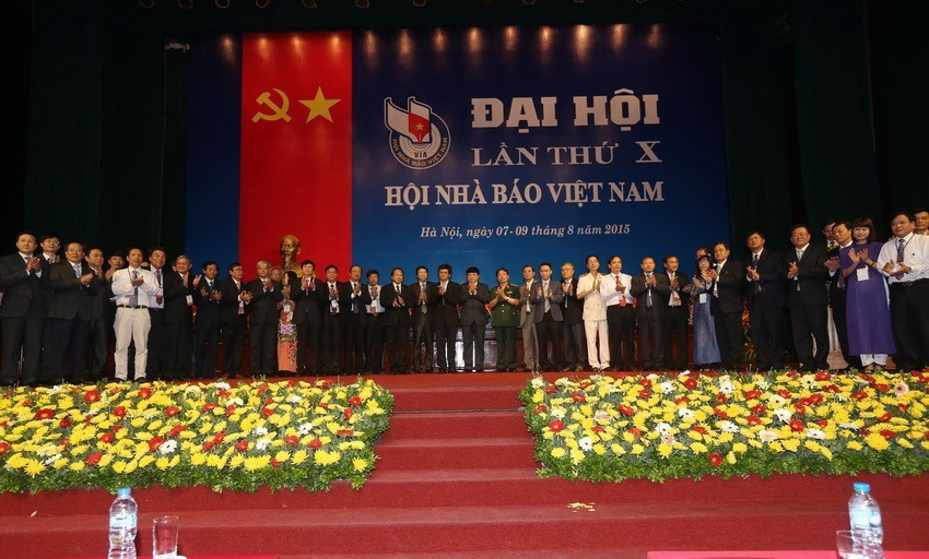 Ban Chấp hành Hội Nhà báo Việt Nam khóa X ra mắt Đại hội. (Ảnh: Trí Dũng/TTXVN)