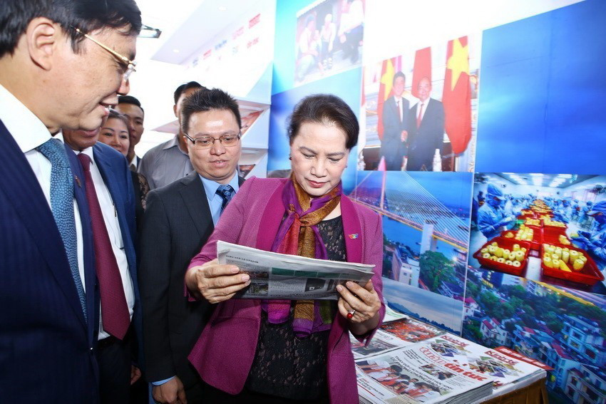 Chủ tịch Quốc hội Nguyễn Thị Kim Ngân thăm gian trưng bầy các ấn phẩm của Thông tấn xã Việt Nam tại Hội báo toàn quốc năm 2018, chiều 16/3/2018 tại Hà Nội. (Ảnh: Minh Quyết/TTXVN)