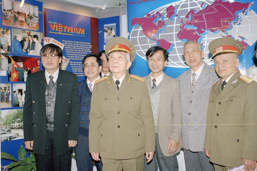 Đại tướng Võ Nguyên Giáp thăm gian trưng bày các ấn phẩm của TTXVN tại Hội báo xuân Canh Thìn 2000 (28/1/2000). (Ảnh: Nguyễn Dân/TTXVN)
