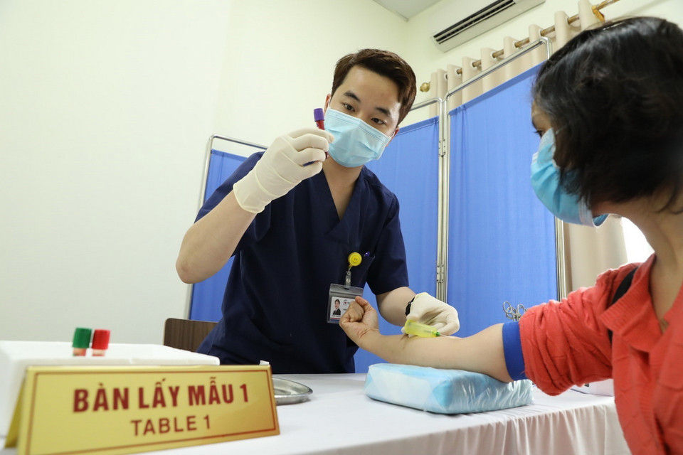 Bác sỹ Đại học Y Hà Nội tổ chức khám lâm sàng cho tình nguyện viên tham gia tiêm thử nghiệm giai đoạn 1. (Ảnh: Minh Quyết/TTXVN)