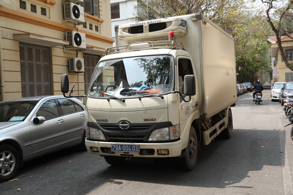 Những lọ vaccine COVIVAC do Viện Vắcxin và Sinh phẩm y tế (IVAC) nghiên cứu, phát triển đã được chuyển đến, bảo quản tại Viện Vệ sinh dịch tế Trung ương trưa 10/3. (Ảnh: Minh Quyết/TTXVN)