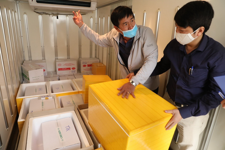 Cán bộ Viện Vệ sinh dịch tễ Trung ương tiếp nhận lô vaccine COVIVAC thử nghiệm giai đoạn 1. (Ảnh: Minh Quyết/TTXVN)