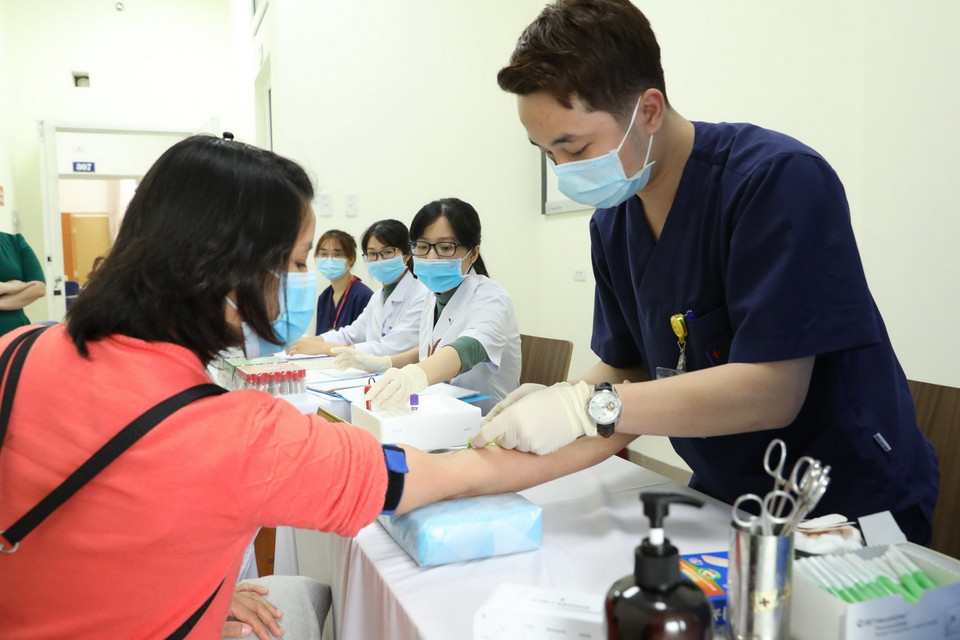 Bác sỹ trường Đại học Y Hà Nội tổ chức khám lâm sàng cho tình nguyện viên tham gia tiêm thử nghiệm giai đoạn 1. (Ảnh: Minh Quyết/TTXVN)