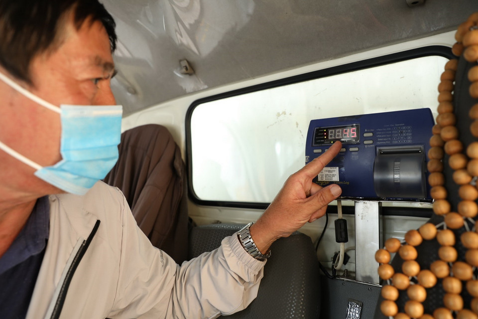 Vaccine COVIVAC luôn được bảo quản ở nhiệt độ từ 2-8 độ C suốt quá trình di chuyển. (Ảnh: Minh Quyết/TTXVN)