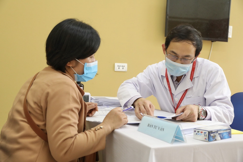 Các bác sỹ Đại học Y Hà Nội tư vấn cho tình nguyện viên tham gia tiêm thử nghiệm giai đoạn 1. (Ảnh: Minh Quyết/TTXVN)