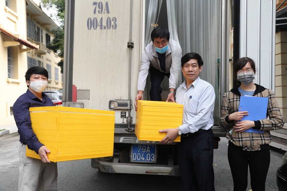 Cán bộ Viện Vệ sinh dịch tễ Trung ương tiếp nhận lô vaccine COVIVAC thử nghiệm giai đoạn 1. (Ảnh: Minh Quyết/TTXVN)