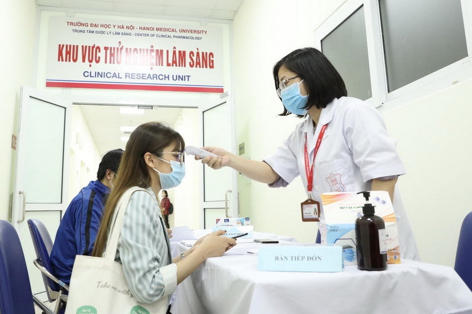 Từ ngày 10/3, Đại học Y Hà Nội tổ chức khám lâm sàng cho tình nguyện viên tham gia tiêm thử nghiệm giai đoạn 1. (Ảnh: Minh Quyết/TTXVN)