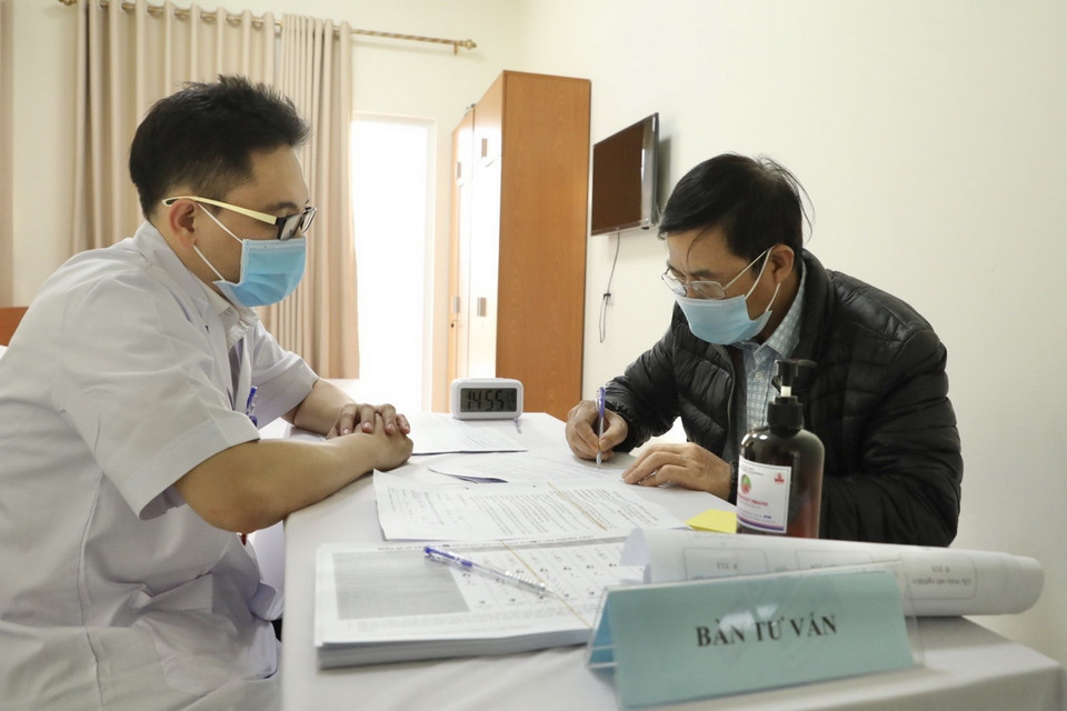 Đại học Y Hà Nội tổ chức khám lâm sàng cho tình nguyện viên tham gia tiêm thử nghiệm giai đoạn 1 từ ngày 10/3. (Ảnh: Minh Quyết/TTXVN)