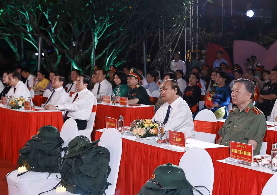 Chủ tịch nước Nguyễn Xuân Phúc cùng các vị lãnh đạo Đảng, Nhà nước dự Cầu truyền hình trực tiếp "Khúc tráng ca hòa bình" tại điểm cầu Hà Nội. (Ảnh: Thống Nhất/TTXVN)
