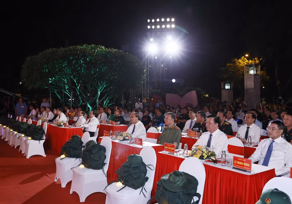 Chủ tịch nước Nguyễn Xuân Phúc dự Cầu truyền hình “Khúc tráng ca hòa bình” tại điểm cầu Hà Nội. (Ảnh: Thống Nhất/TTXVN)