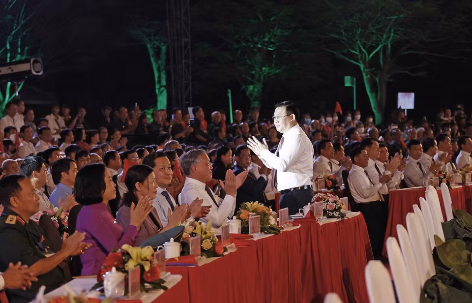 Chủ tịch Quốc hội Vương Đình Huệ và đại biểu dự Cầu truyền hình trực tiếp “Khúc tráng ca hòa bình” tại Quảng Nam. (Ảnh: Doãn Tấn/TTXVN)