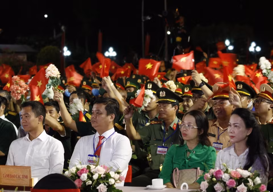 Các đại biểu dự cầu truyền hình trực tiếp “Khúc tráng ca hòa bình” tại điểm cầu An Giang. (Ảnh: Công Mạo/TTXVN)