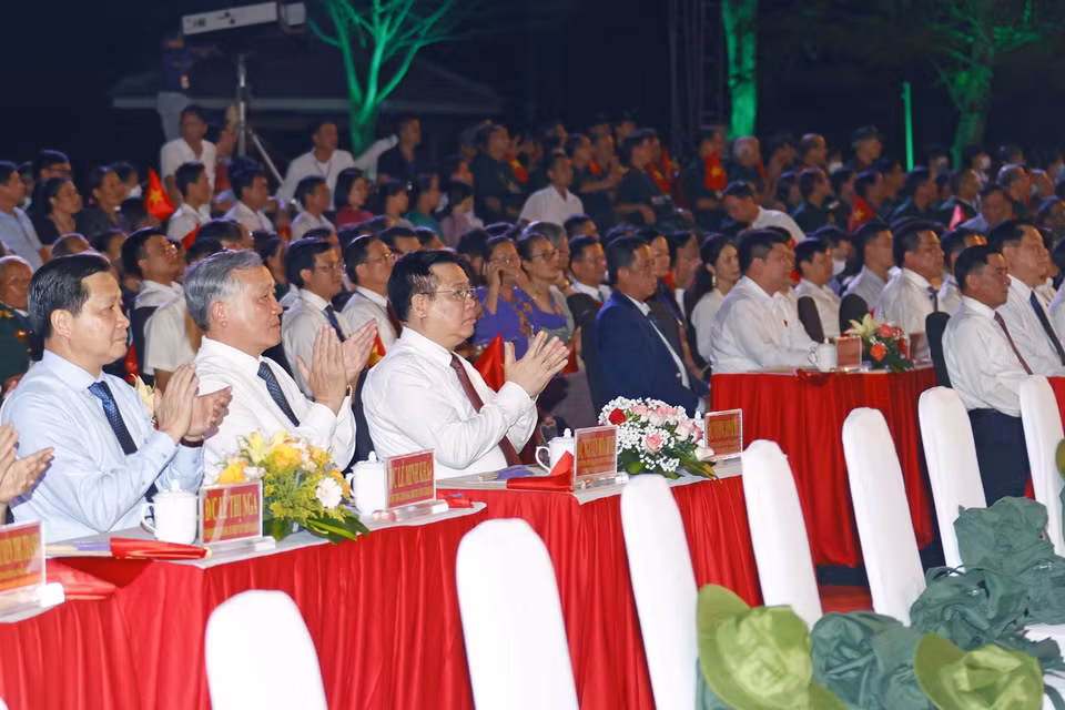 Chủ tịch Quốc hội và đại biểu dự Cầu truyền hình trực tiếp “Khúc tráng ca hòa bình” tại Quảng Nam. (Ảnh: Doãn Tấn/TTXVN)