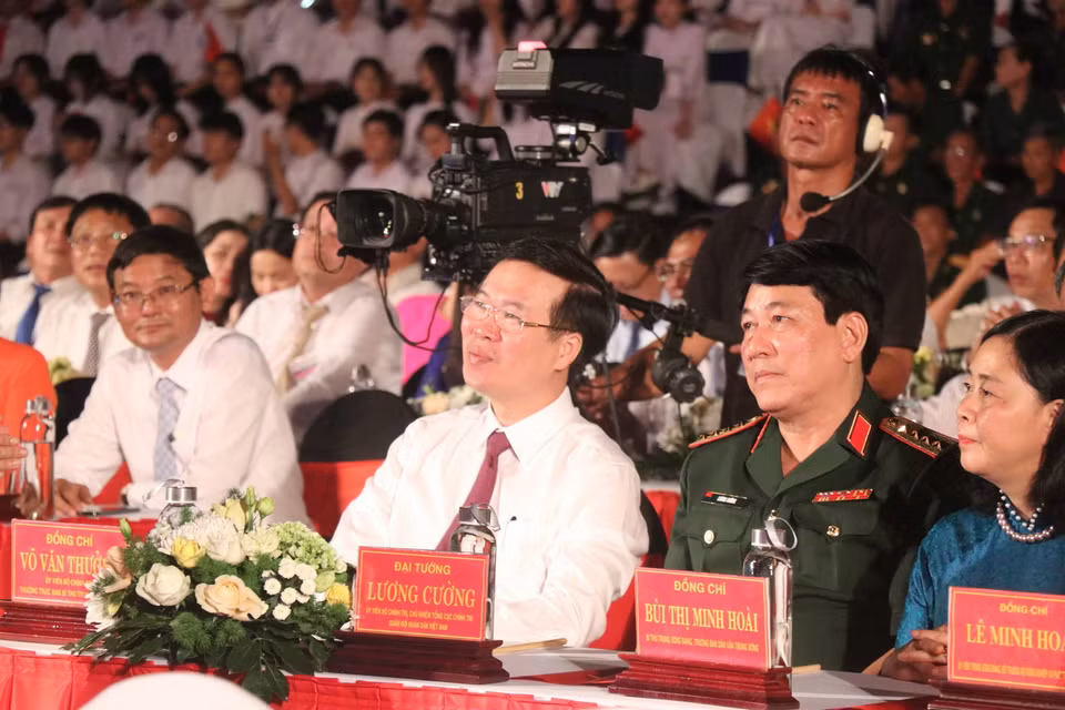 Ông Võ Văn Thưởng, Ủy viên Bộ Chính trị, Thường trực Ban Bí thư Trung ương Đảng dự Cầu truyền hình trực tiếp "Khúc tráng ca hòa bình" tại tỉnh Bình Định. (Ảnh: Kha Phạm/TTXVN)