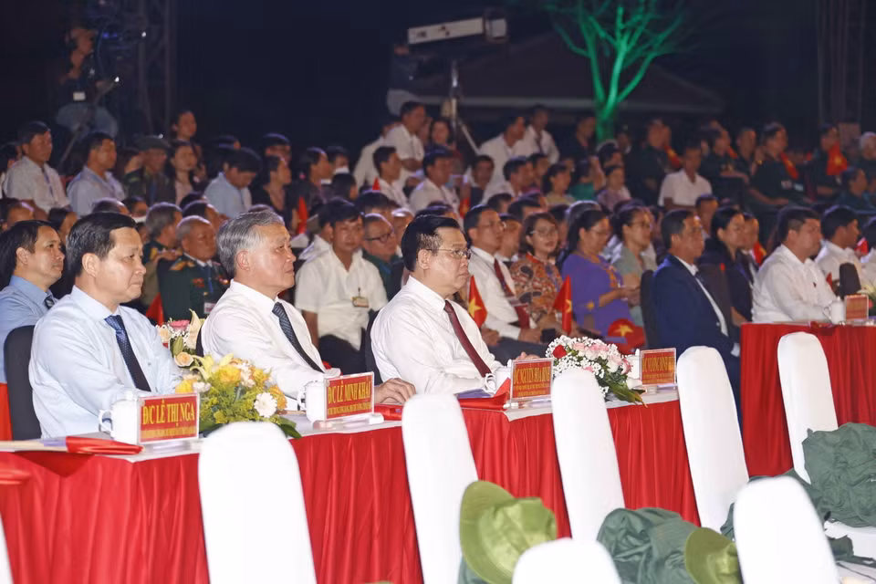 Chủ tịch Quốc hội Vương Đình Huệ và đại biểu tham dự chương trình Cầu truyền hình trực tiếp “Khúc tráng ca hòa bình” tại Quảng Nam. (Ảnh: Doãn Tấn/TTXVN)