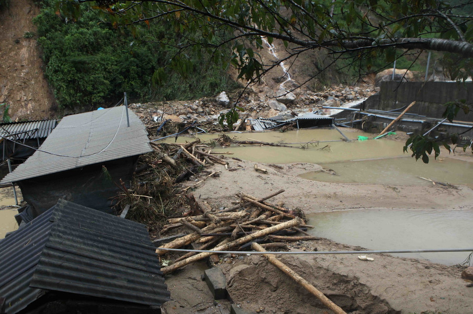 Trang trại nuôi cá nước lạnh bị tan hoang sau khi lũ dữ đi qua của gia đình nhà ông Dương Ngọc Hưng tại bản Chu Va 12, xã Sơn Bình, huyện Tam Đường. (Ảnh: Quý Trung/TTXVN)
