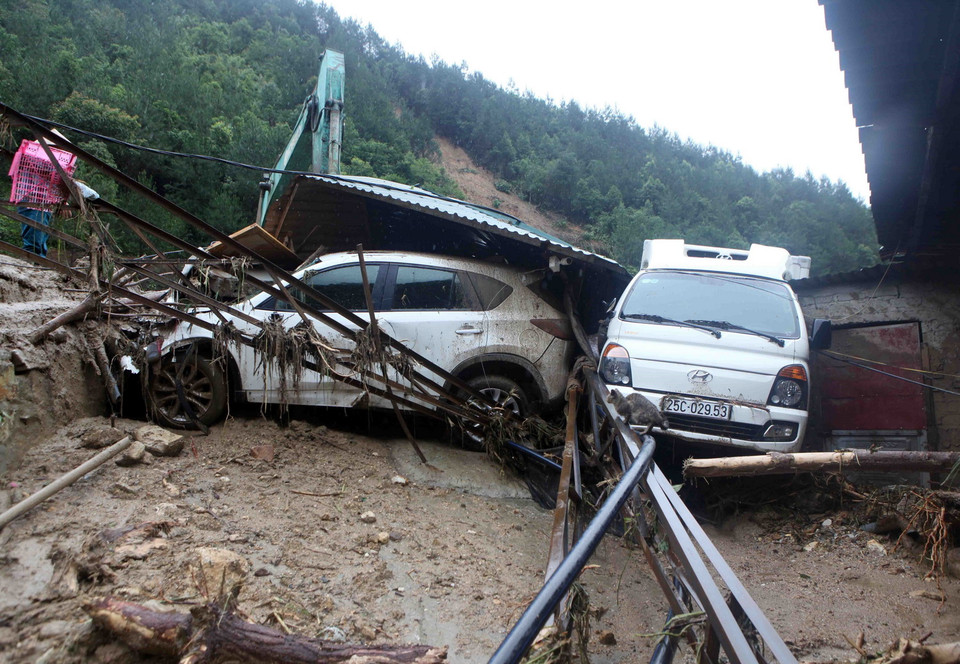 Những tài sản còn sót lại sau cơn lũ dự đi qua gia đình nhà ông Dương Ngọc Hưng tại bản Chu Va 12, xã Sơn Bình, huyện Tam Đường. (Ảnh: Quý Trung/TTXVN)
