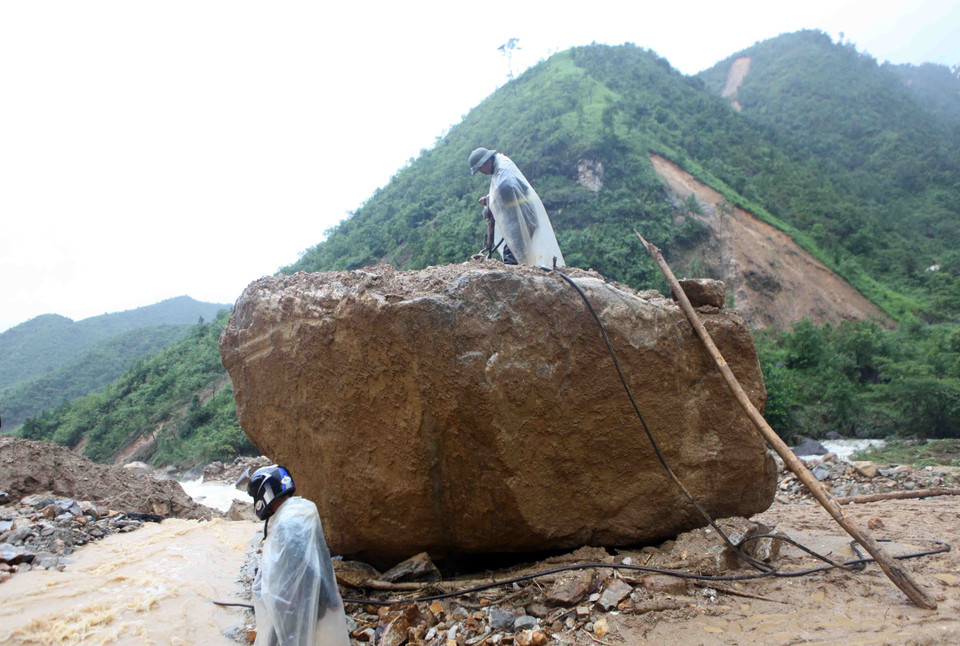 Các lực lượng chức năng khoan đá để nổ mìn thông đường 4D tại Km75 Lai Châu đi Lào Cai. (Ảnh: Quý Trung/TTXVN)