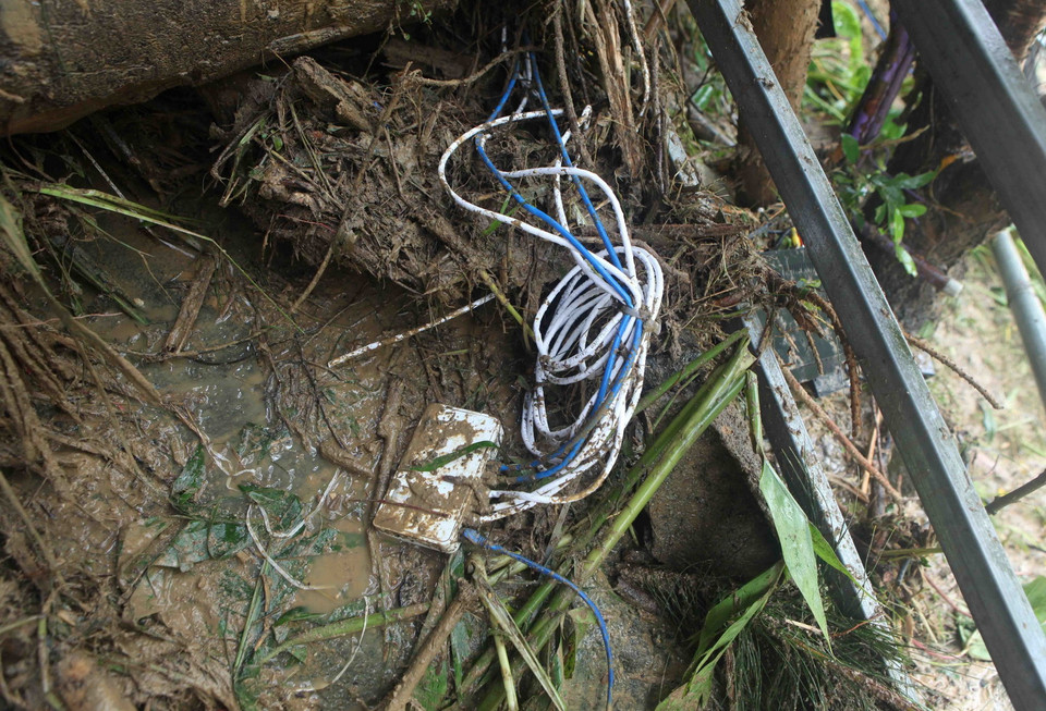 Cảnh tan hoang của gia đình nhà ông Dương Ngọc Hưng chủ trang trại nuôi cá nước lạnh tại bản Chu Va 12, xã Sơn Bình, huyện Tam Đường hiện đang mất tích do bị lũ cuốn trôi. (Ảnh: Quý Trung/TTXVN)