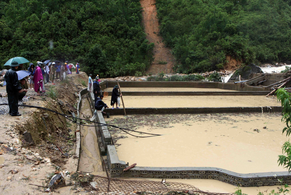 Các lực lượng chức năng tiếp tục tìm kiếm người mất tích tại trang trại nuôi cá nước lạnh tại bản Chu Va 12, xã Sơn Bình, huyện Tam Đường. (Ảnh: Quý Trung/TTXVN)