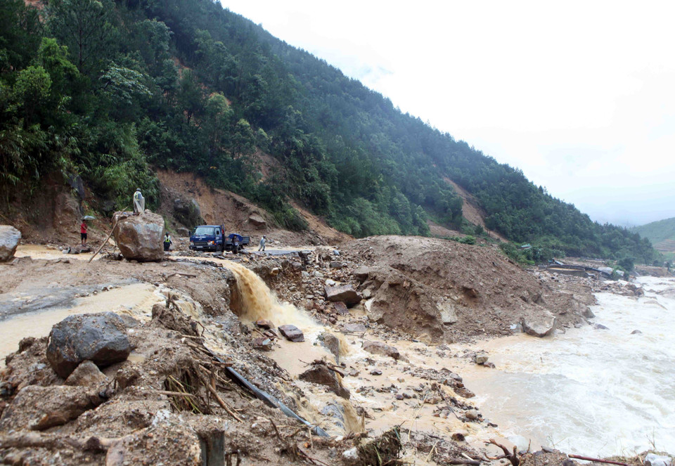 Tuyến đường quốc lộ 4D đoạn Km75 Lai Châu đi Lào Cai, bản Chu Va 12, xã Sơn Bình, huyện Tam Đường tiếp tục bị sạt lở đất đá. (Ảnh : Quý Trung/TTXVN)