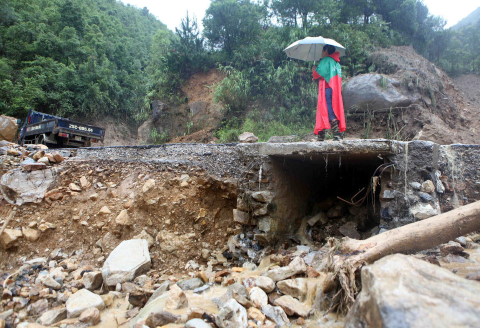 Tuyến đường 4D tại Km75 Lai Châu đi Lào Cai bị lũ cuốn trôi bị sạt lở nghiêm trọng. (Ảnh: Quý Trung/TTXVN)