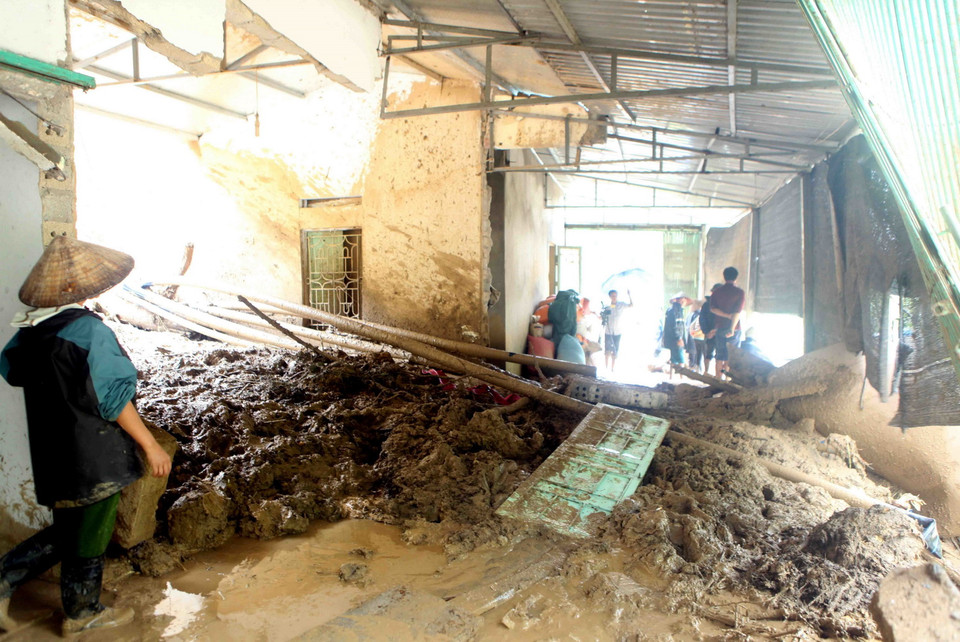 Cảnh tan hoang của gia đình nhà ông Dương Ngọc Hưng chủ trang trại nuôi cá nước lạnh tại bản Chu Va 12, xã Sơn Bình, huyện Tam Đường hiện đang mất tích do bị lũ cuốn trôi. (Ảnh: Quý Trung/TTXVN)