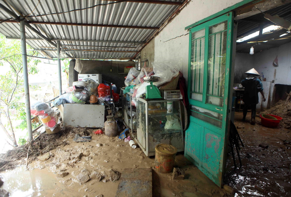 Cảnh tan hoang của gia đình nhà ông Dương Ngọc Hưng chủ trang trại nuôi cá nước lạnh tại bản Chu Va 12, xã Sơn Bình, huyện Tam Đường hiện đang mất tích do bị lũ cuốn trôi. (Ảnh: Quý Trung/TTXVN)