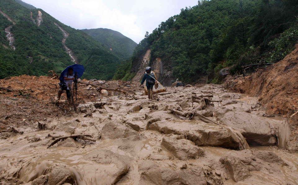 Tuyến đường quốc lộ 4D đoạn Km75 Lai Châu đi Lào Cai, bản Chu Va 12, xã Sơn Bình, huyện Tam Đường tiếp tục bị sạt lở đất đá. (Ảnh : Quý Trung/TTXVN)