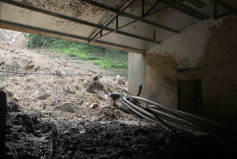 Cảnh tan hoang của gia đình nhà ông Dương Ngọc Hưng chủ trang trại nuôi cá nước lạnh tại bản Chu Va 12, xã Sơn Bình, huyện Tam Đường hiện đang mất tích do bị lũ cuốn trôi. (Ảnh: Quý Trung/TTXVN)