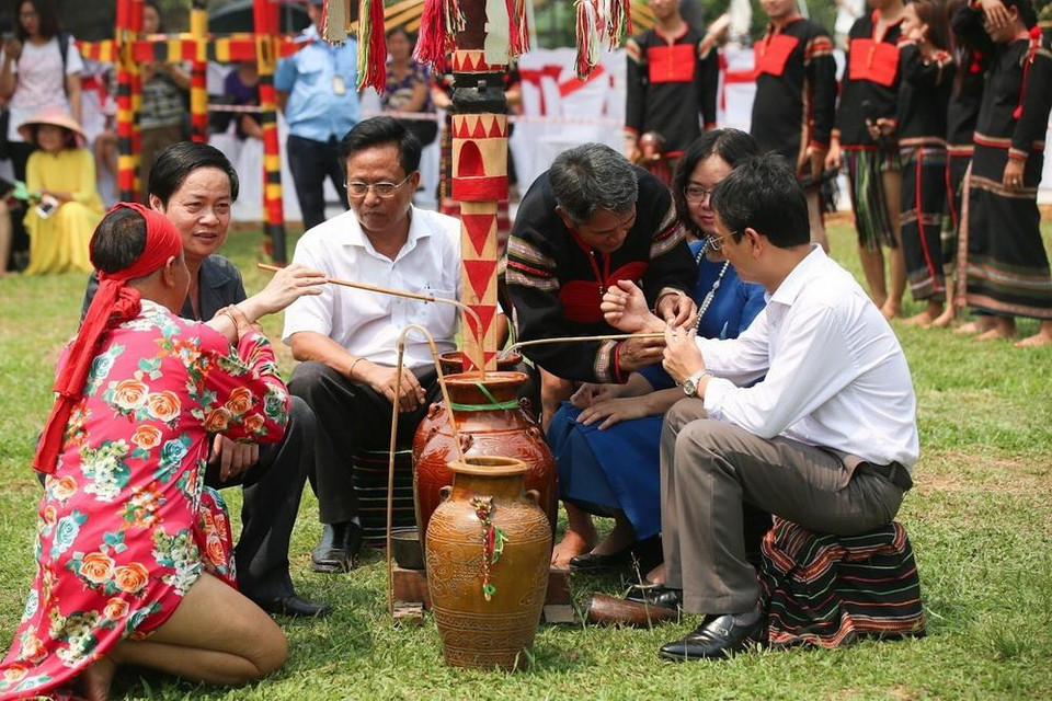 Đồng bào cùng khách du lịch uống đặc sản rượu cần trong Ngày Văn hoá các dân tộc Việt Nam 2019. (Ảnh: Trọng Đạt/TTXVN)