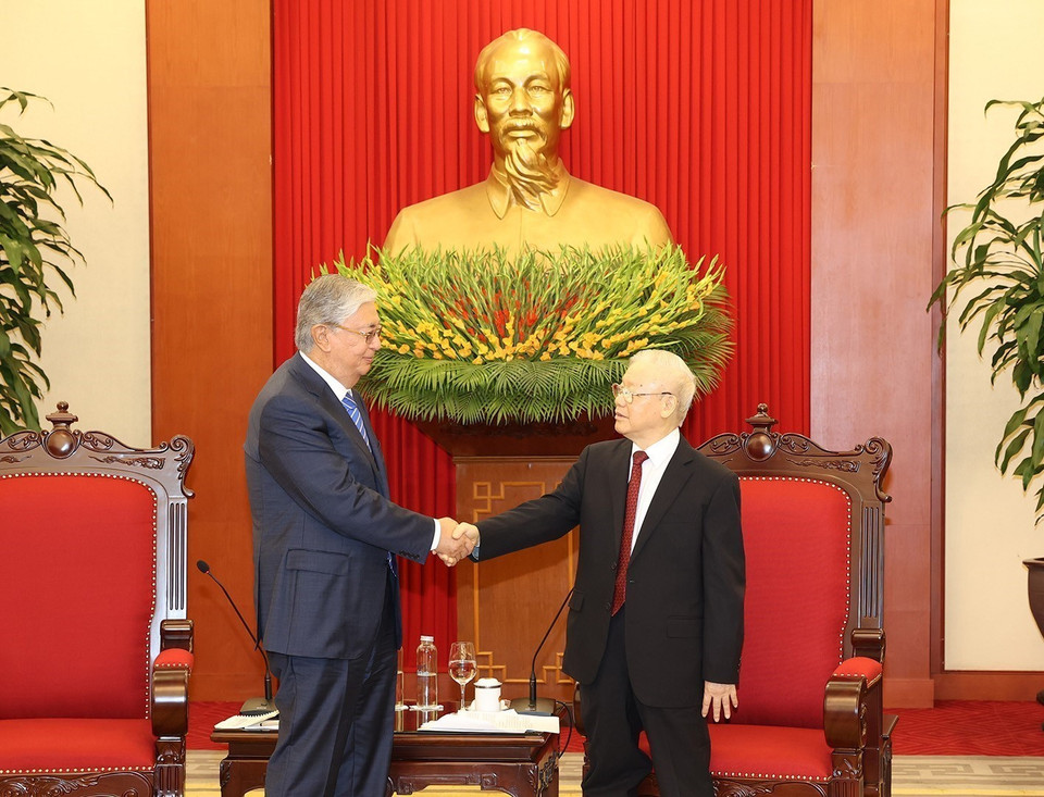 Nhận lời mời của Chủ tịch nước Võ Văn Thưởng, Tổng thống Cộng hòa Kazakhstan Kassym-Jomart Tokayev đã tới Hà Nội, bắt đầu chuyến thăm chính thức Việt Nam từ ngày 20-22/8. (Ảnh: Trí Dũng/TTXVN)