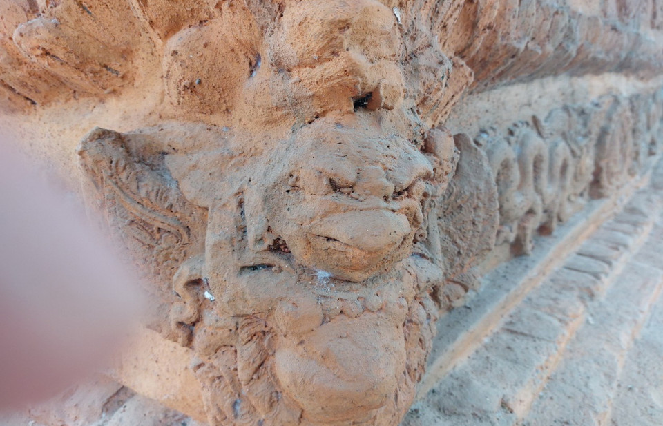 Hình chim thần trên phế tích đất nung được tìm thấy ở chùa Hang Úc, hiện được lưu giữ tại Bảo tàng tỉnh Yên Bái.(Ảnh: Đức Tưởng/TTXVN)