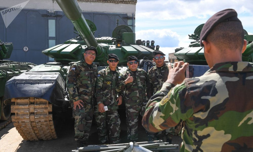 Đội tăng Nicaragoa chụp ảnh kỷ niệm bên những chiếc tăng của họ. (Nguồn: Sputnik)