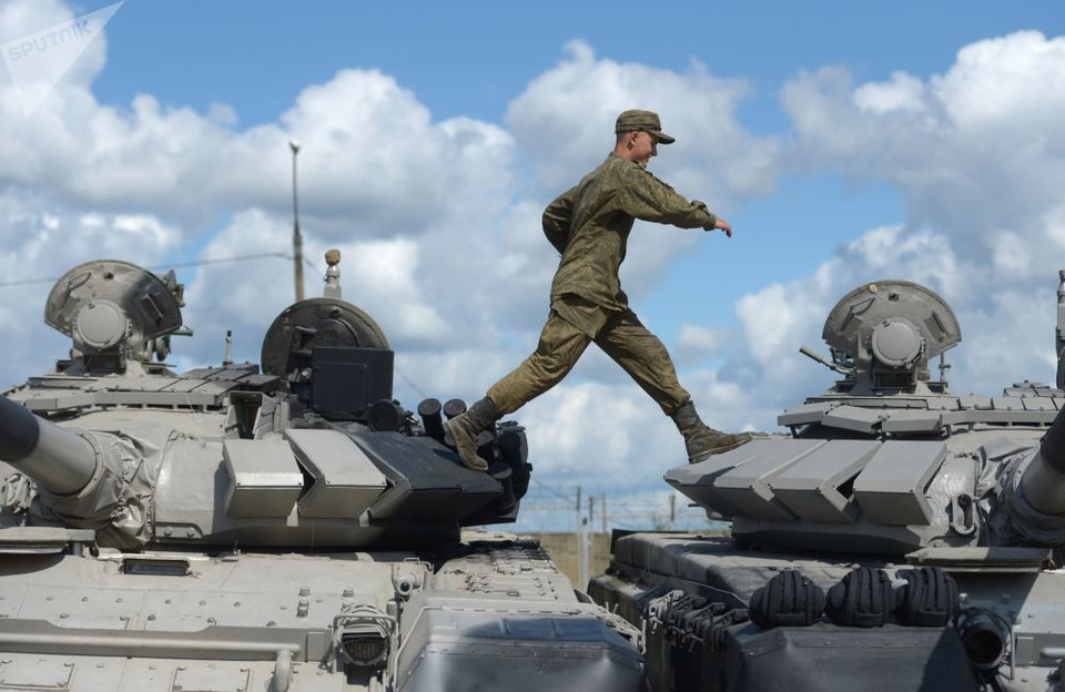 Thành viên một đội thi đấu sẽ tham gia sự kiện Tank Biathlon. (Nguồn: Sputnik)