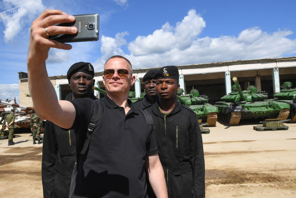 Đội tăng Zimbabwe chụp ảnh kỷ niệm cùng một vị khách. (Nguồn: Sputnik)