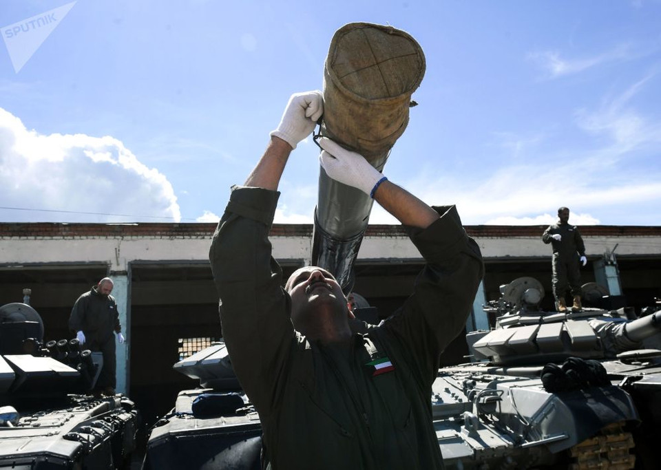 Thành viên đội Kuwait chuẩn bị xe tăng để sẵn sàng thi đấu. (Nguồn: Sputnik)