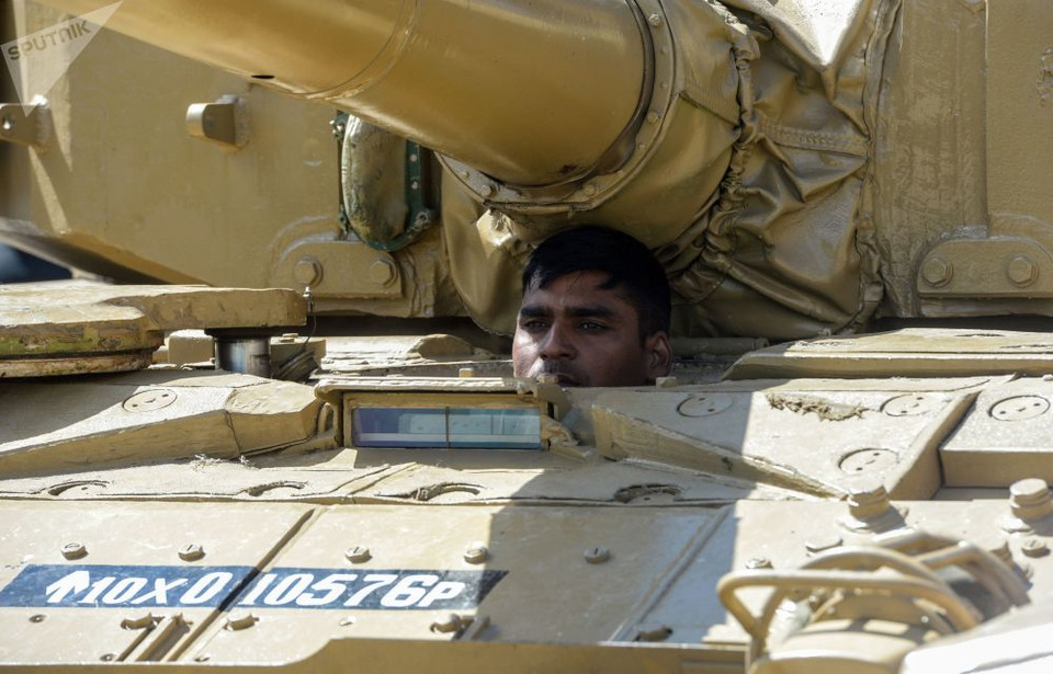 Thành viên đội tăng Ấn Độ đang kiểm tra xe. (Nguồn: Sputnik)