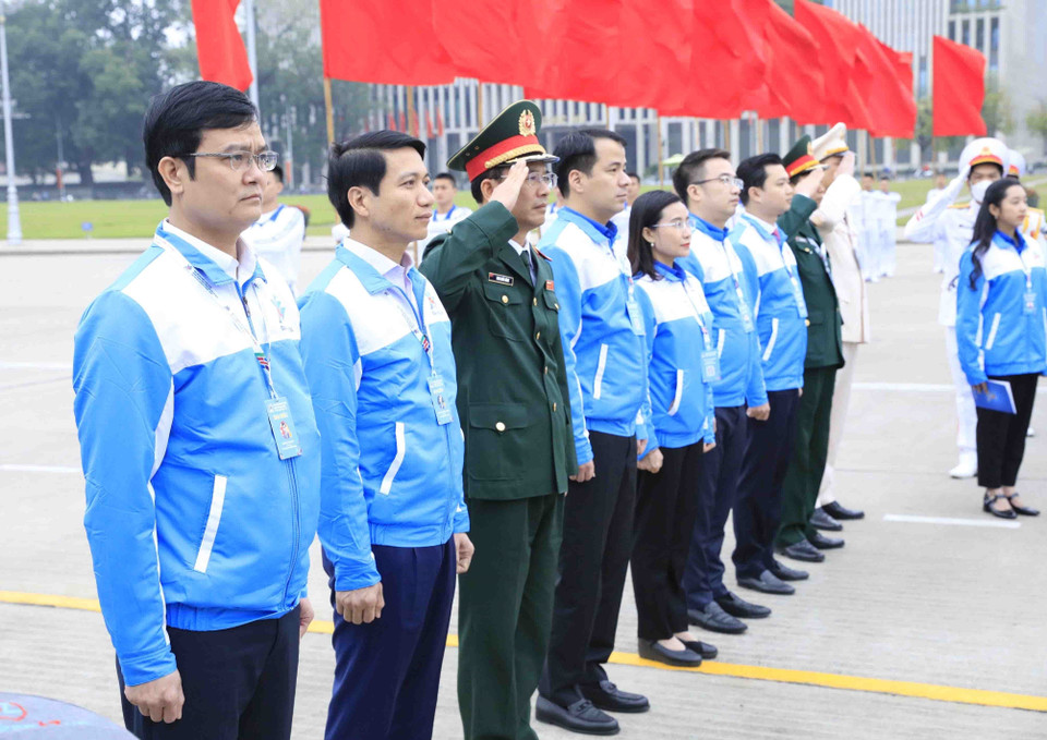 Lãnh đạo Trung ương Đoàn, Hội Liên hiệp thanh niên Việt Nam và Bộ Tư lệnh Bảo vệ Lăng Chủ tịch Hồ Chí Minh cùng các đại biểu tại buổi lễ. (Ảnh: Minh Đức/TTXVN)
