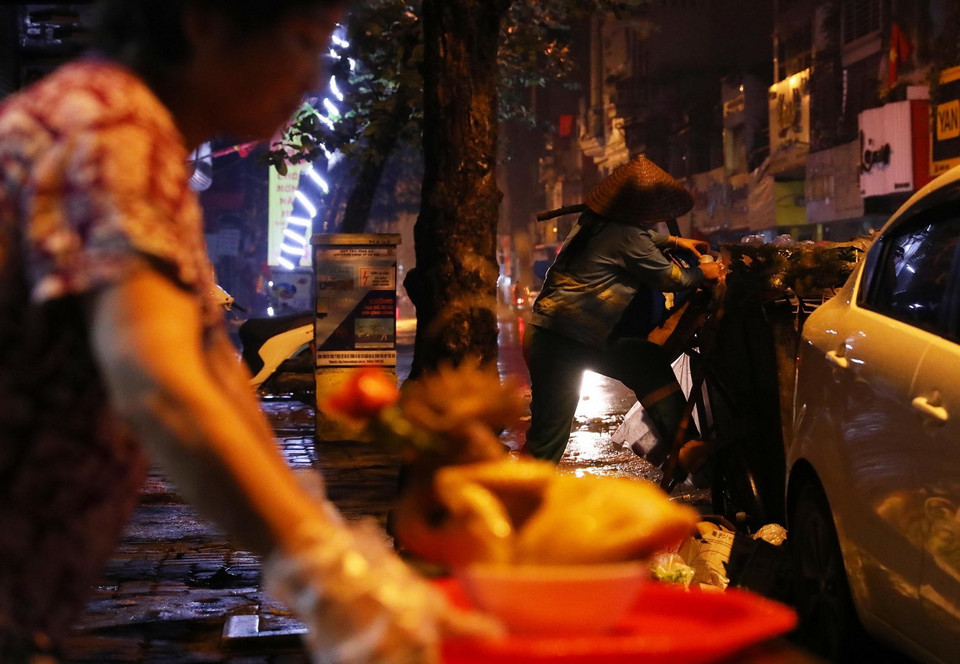 Khi mọi người tất bật với công việc đón năm mới, những nhân viên vệ sinh môi trường đô thị phải gồng mình gom lượng rác thải khổng lồ trên các tuyến phố. (Ảnh: Lâm Khánh/TTXVN)