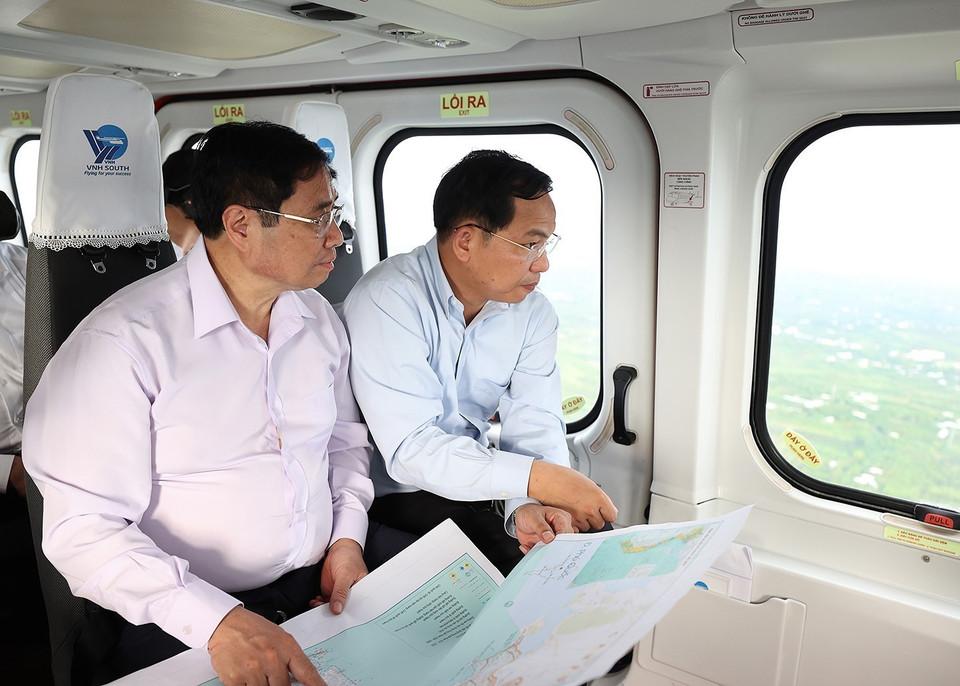 Thủ tướng Phạm Minh Chính đi khảo sát quy hoạch vùng đồng bằng sông Cửu Long. (Ảnh: Dương Giang/TTXVN)