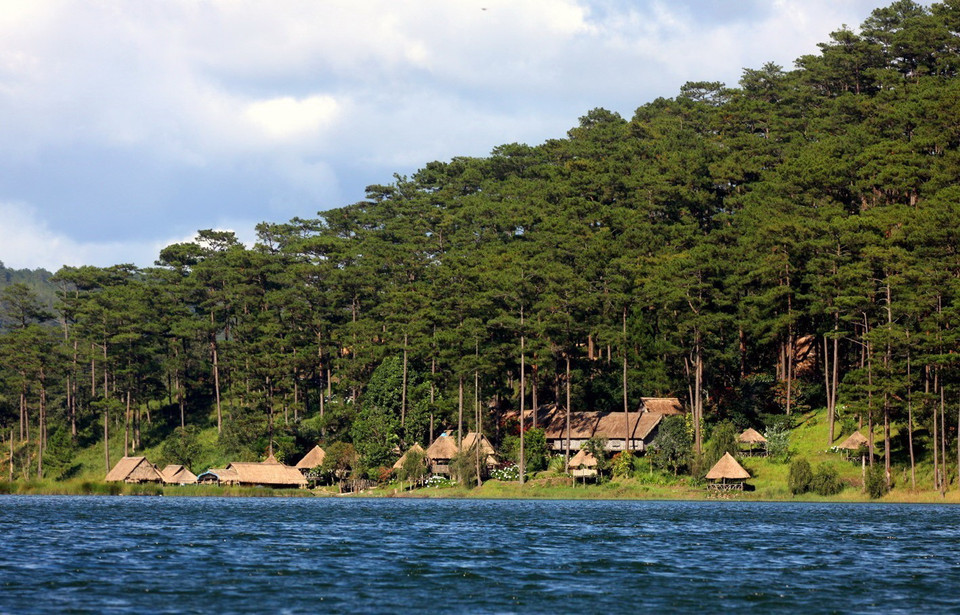 Nằm giữa rừng thông xanh cùng thảm thực vật phong phú, với diện tích rộng hơn 350ha, Hồ Tuyền Lâm là điểm đến của nhiều du khách gần xa. (Ảnh: Phạm Hậu/TTXVN)