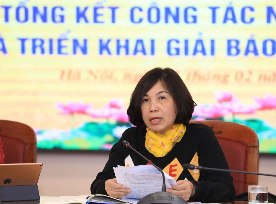  Phó Chủ tịch Liên chi hội nhà báo Thông tấn xã Việt Nam, Giám đốc Trung tâm Bồi dưỡng nghiệp vụ Thông tấn Nguyễn Hồng Hạnh báo cáo tổng kết công tác Liên chi hội năm 2021, phương hướng hoạt động năm 2022. (Ảnh: Hoàng Hiếu/TTXVN)